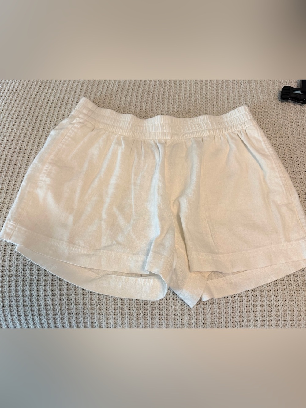 Old Navy Women’s White Linen Blend Elastic Waist Shorts